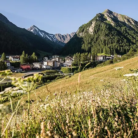 Des Alpes Szálloda